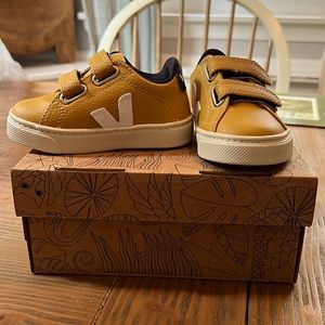 NIB Veja toddler sneakers